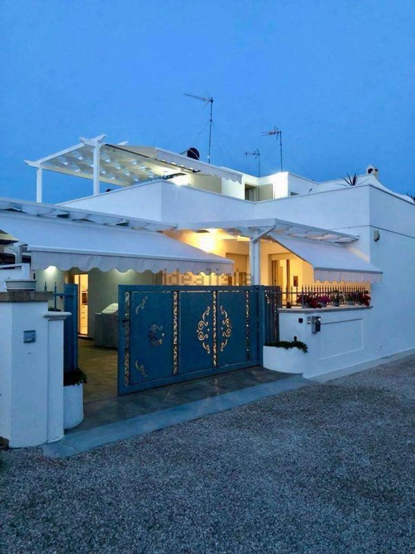 casa indipendente in vendita ad Alliste in zona Posto Rosso