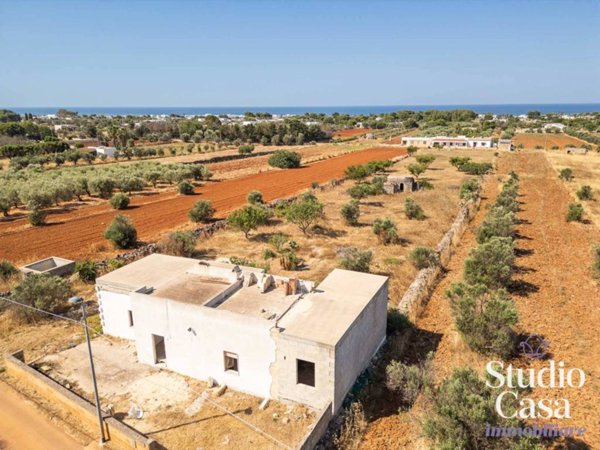 casa indipendente in vendita ad Alliste in zona Posto Rosso