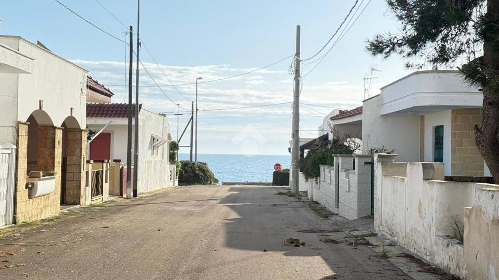 casa indipendente in vendita ad Alliste in zona Posto Rosso