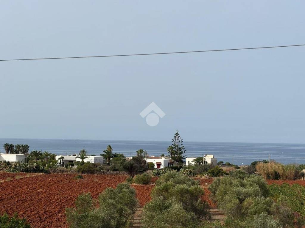 casa indipendente in vendita ad Alliste in zona Posto Rosso