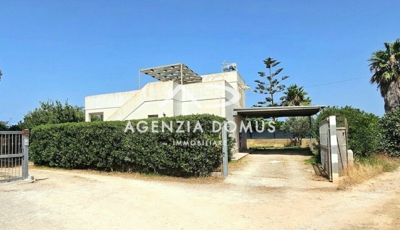 casa indipendente in vendita ad Alliste in zona Posto Rosso
