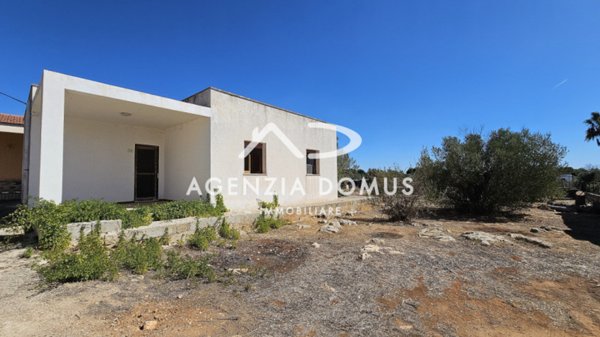 casa indipendente in vendita ad Alliste in zona Posto Rosso