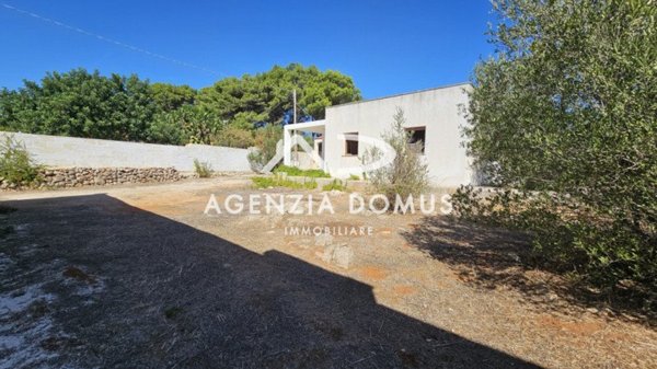 casa indipendente in vendita ad Alliste in zona Posto Rosso