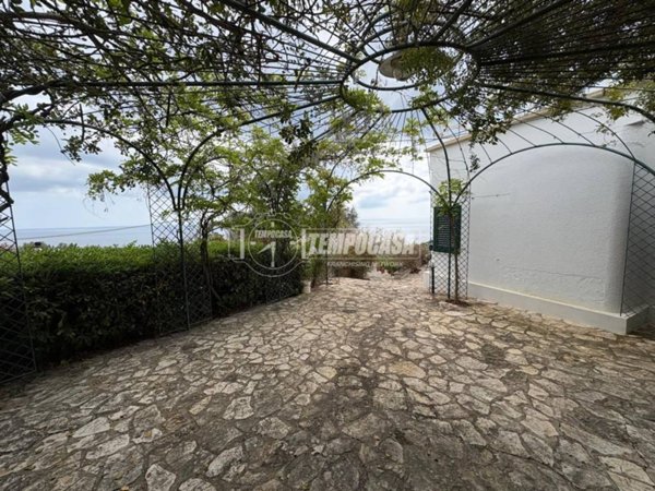 casa indipendente in vendita ad Andrano in zona Marina di Andrano