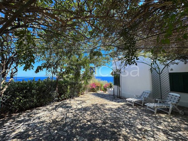 casa indipendente in vendita ad Andrano in zona Marina di Andrano