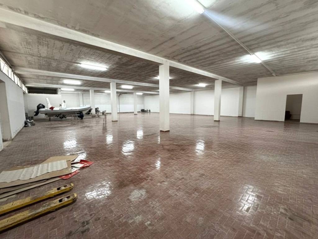 locale commerciale in vendita ad Andrano