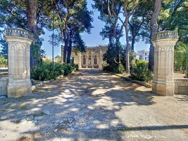 intera palazzina in vendita ad Aradeo