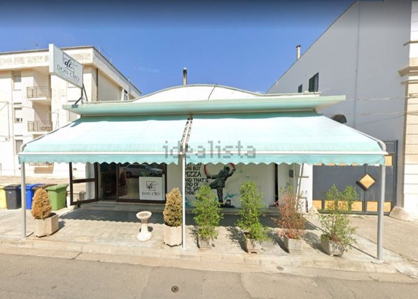 locale commerciale in vendita ad Aradeo