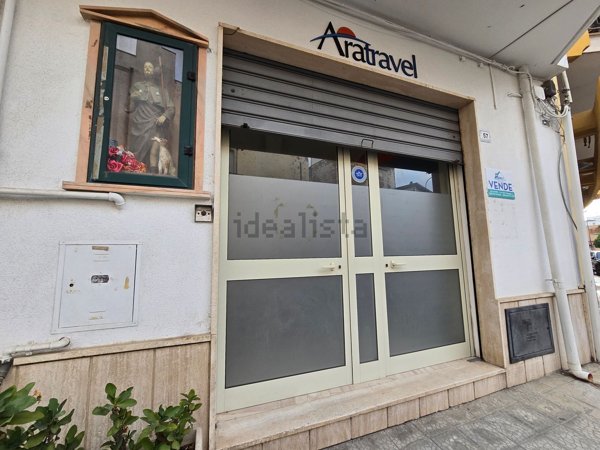 locale commerciale in vendita ad Aradeo