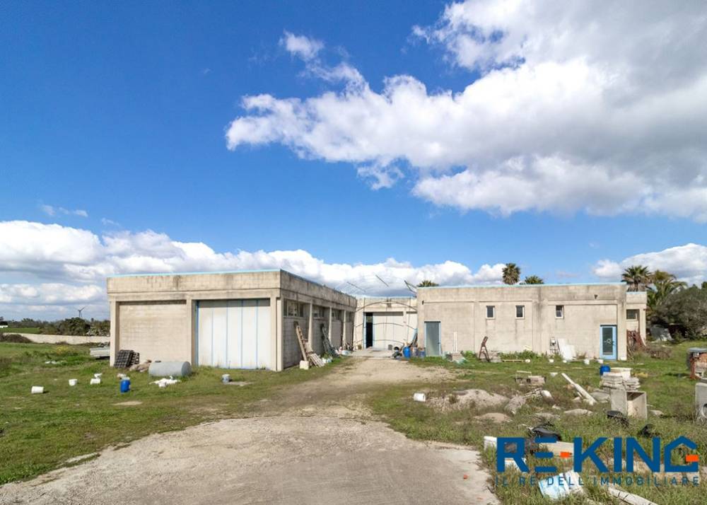 capannone in vendita ad Aradeo