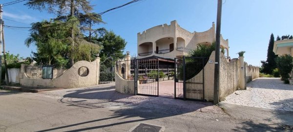 casa indipendente in vendita ad Aradeo