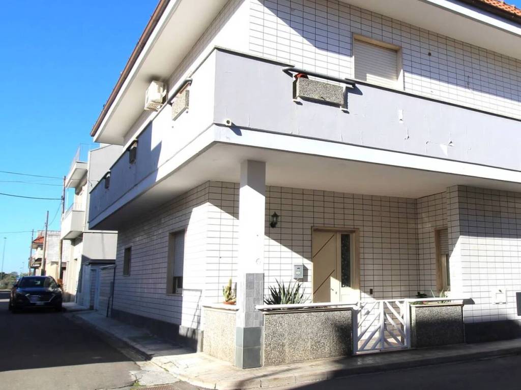 casa indipendente in vendita ad Aradeo