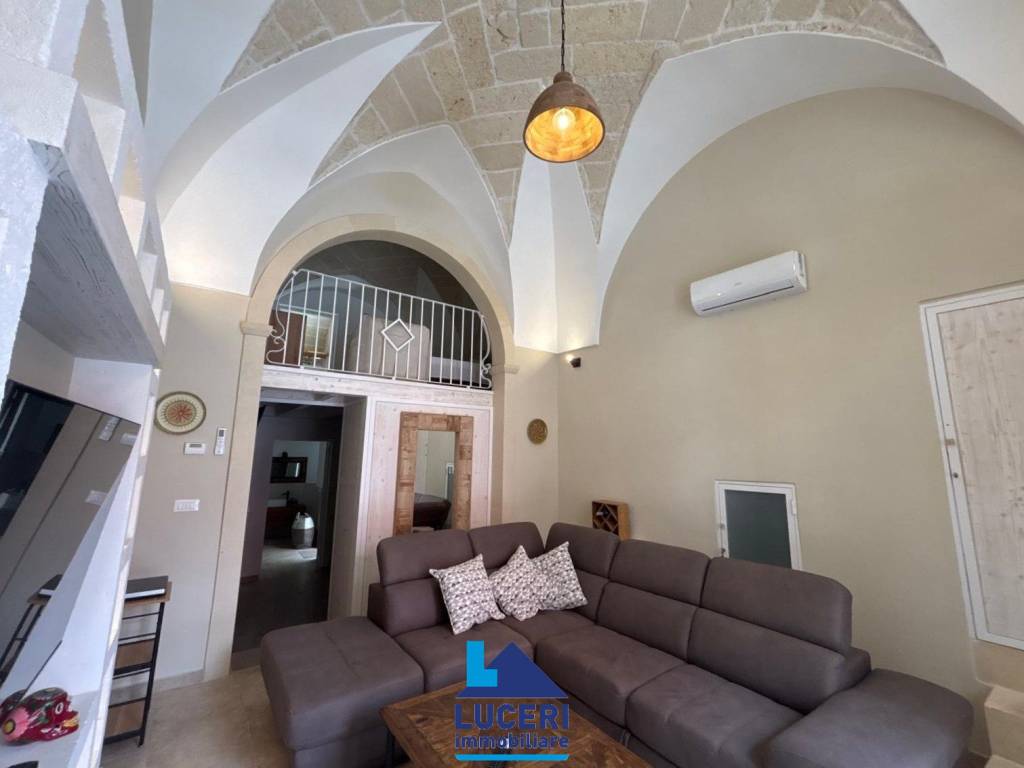 casa indipendente in vendita ad Aradeo