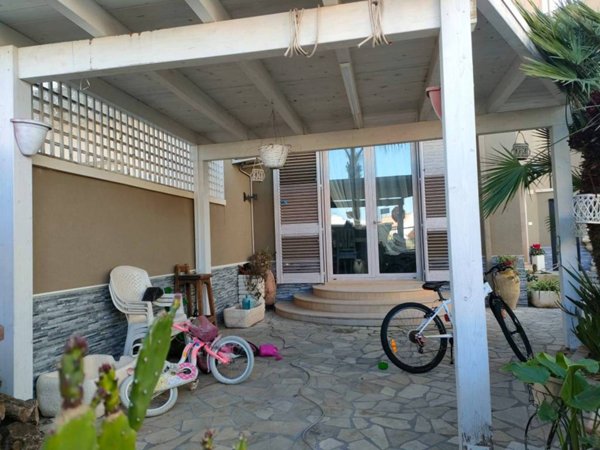 casa indipendente in vendita ad Aradeo