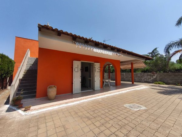 casa indipendente in vendita ad Aradeo