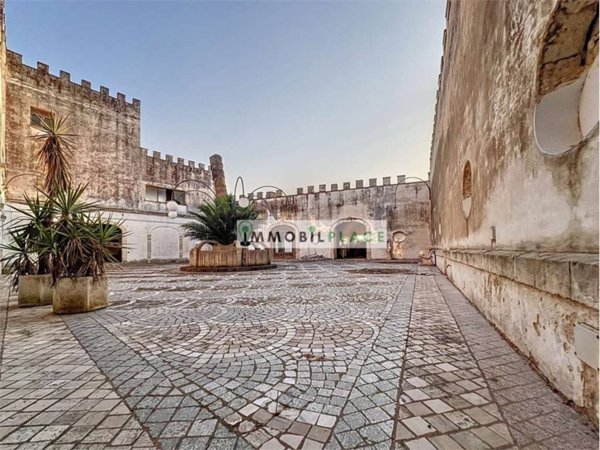 intera palazzina in vendita ad Aradeo