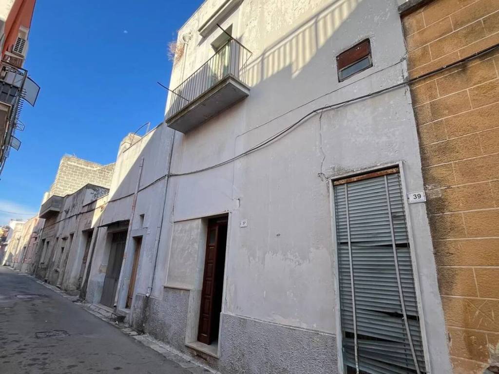 casa indipendente in vendita ad Aradeo