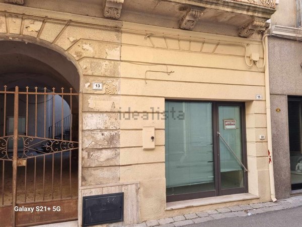ufficio in vendita ad Aradeo