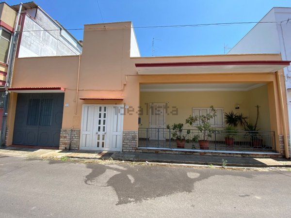 casa indipendente in vendita ad Aradeo