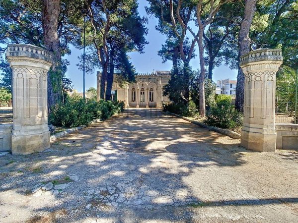 casa indipendente in vendita ad Aradeo