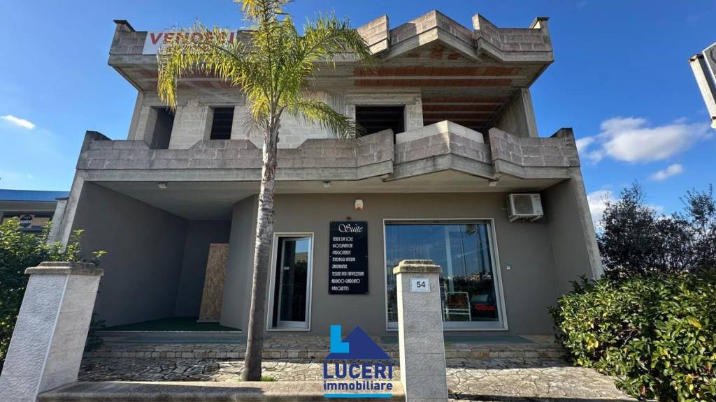 negozio in vendita ad Aradeo