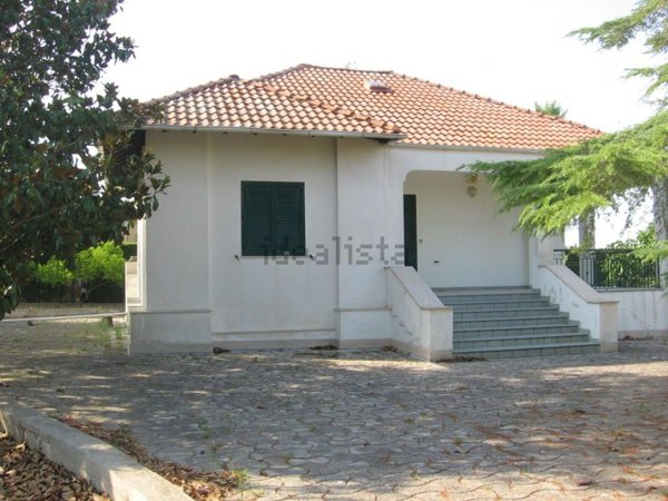 casa indipendente in vendita ad Aradeo