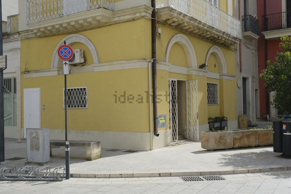 locale commerciale in vendita ad Aradeo