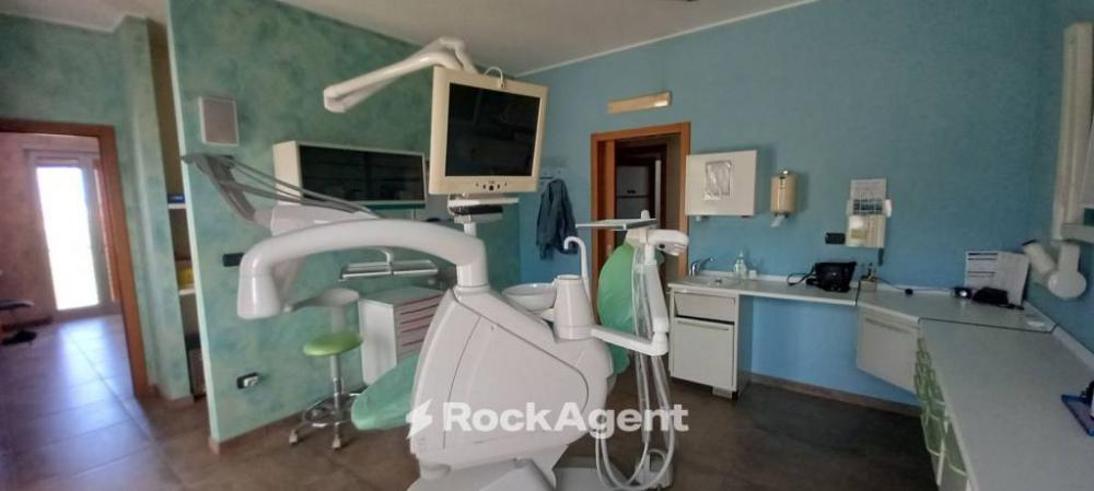 ufficio in vendita ad Aradeo