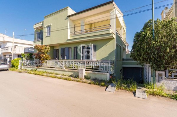 casa indipendente in vendita ad Aradeo