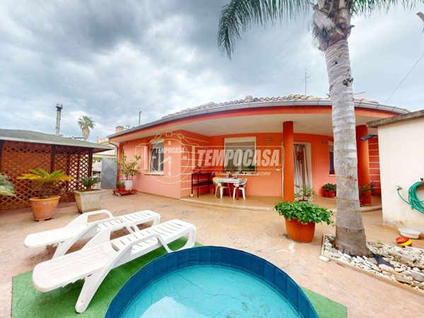 casa indipendente in vendita ad Aradeo