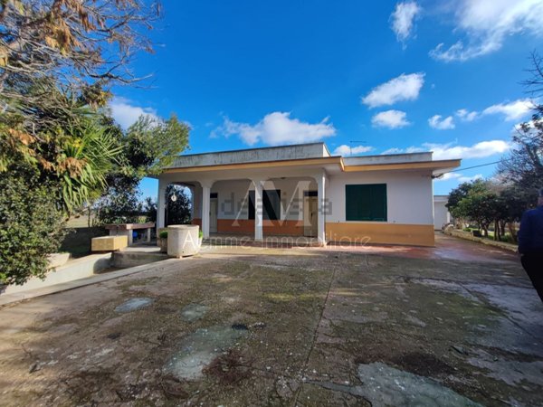 casa indipendente in vendita ad Aradeo