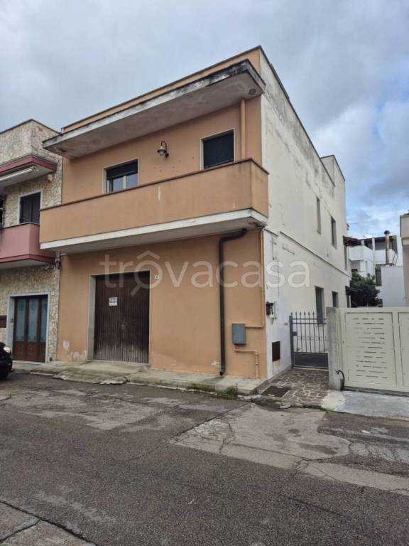 casa indipendente in vendita ad Aradeo