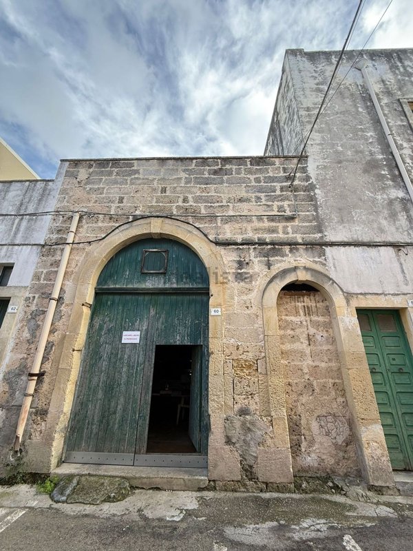 locale di sgombero in vendita ad Aradeo