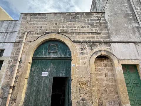 locale di sgombero in vendita ad Aradeo