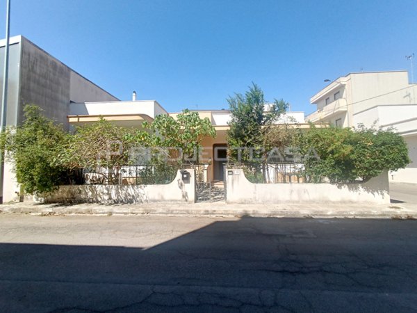 casa indipendente in vendita ad Aradeo