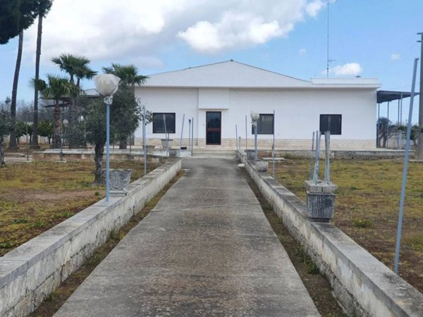 casa indipendente in vendita a Campi Salentina
