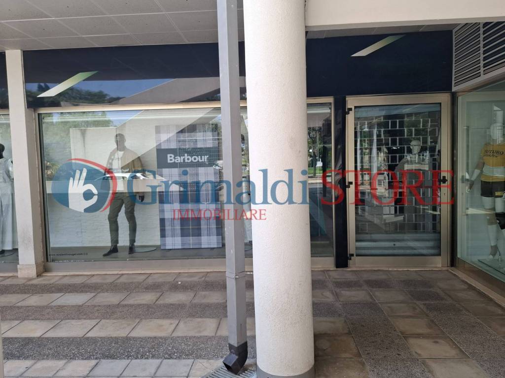 negozio in vendita a Campi Salentina