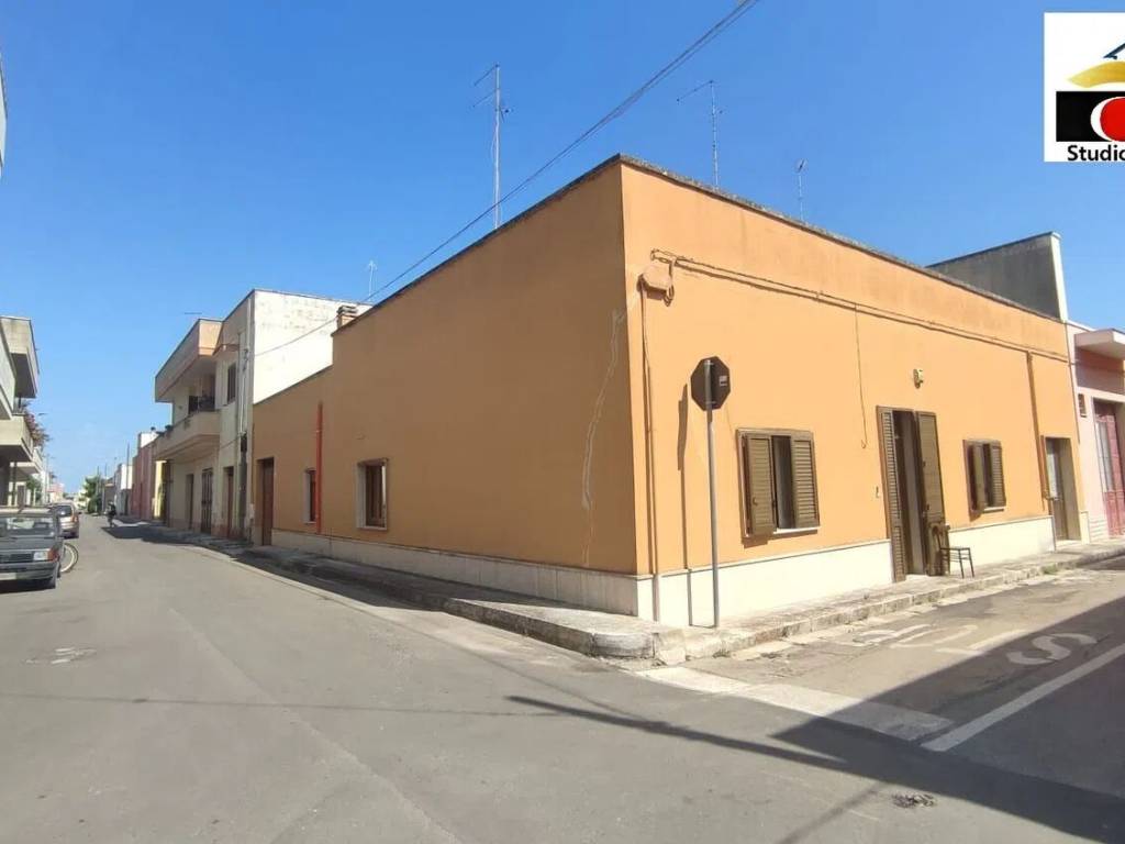 casa indipendente in vendita a Carmiano in zona Magliano