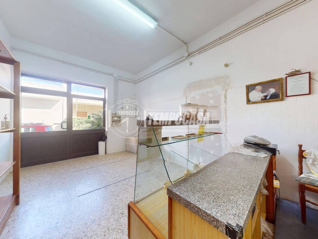 negozio in vendita a Carmiano in zona Magliano