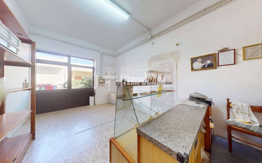 negozio in vendita a Carmiano in zona Magliano