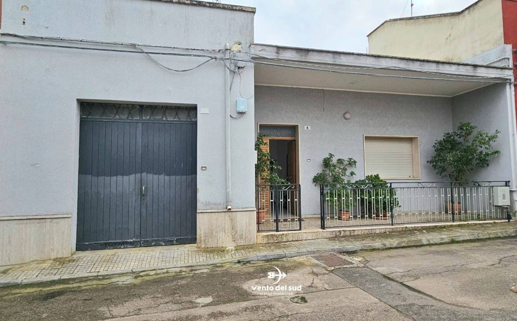 casa indipendente in vendita a Carmiano in zona Magliano