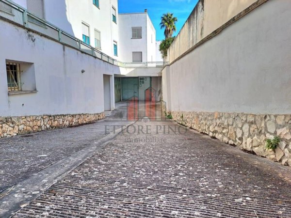 locale commerciale in vendita a Casarano