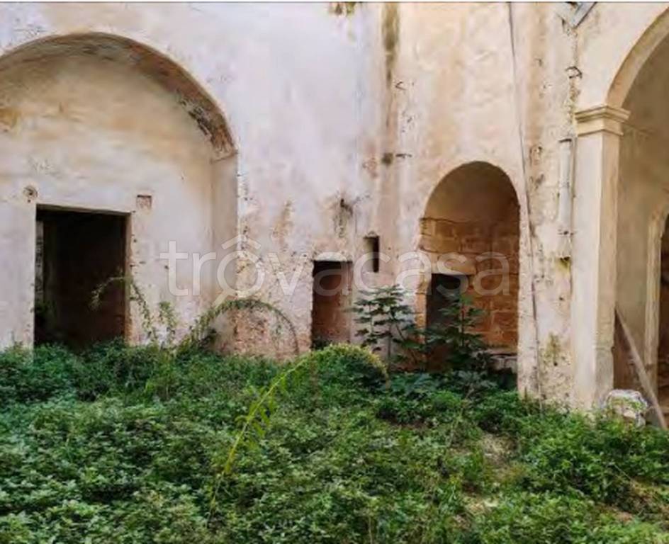 locale commerciale in vendita a Casarano