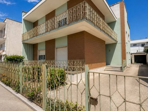 casa indipendente in vendita a Castrignano de' Greci