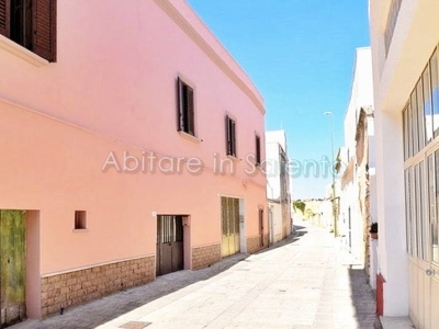 casa indipendente in vendita a Castrignano del Capo in zona Giuliano di Lecce