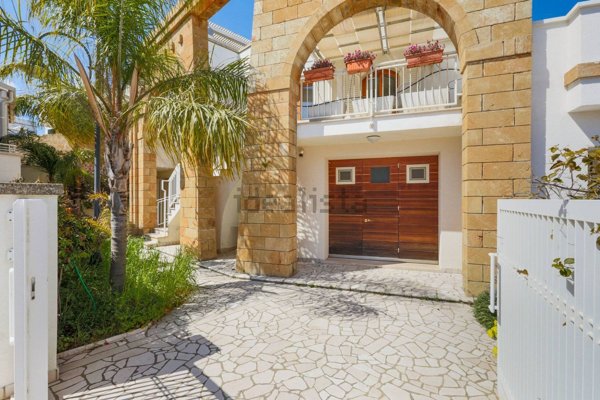 casa indipendente in vendita a Castrignano del Capo in zona Santa Maria di Leuca