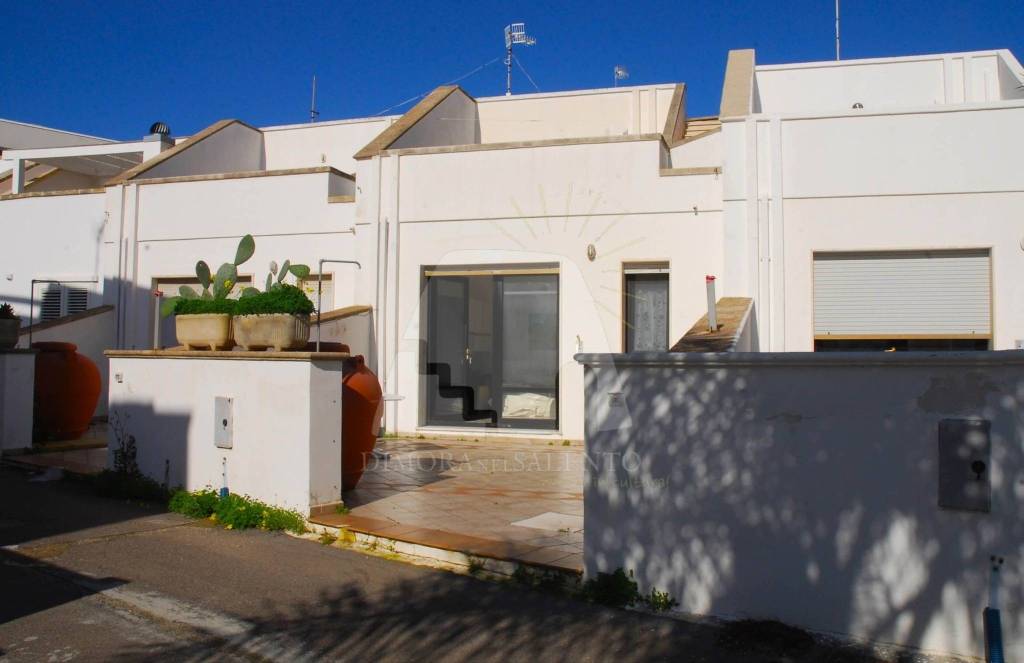 casa indipendente in vendita a Castrignano del Capo in zona Santa Maria di Leuca