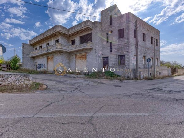 intera palazzina in vendita a Castrignano del Capo