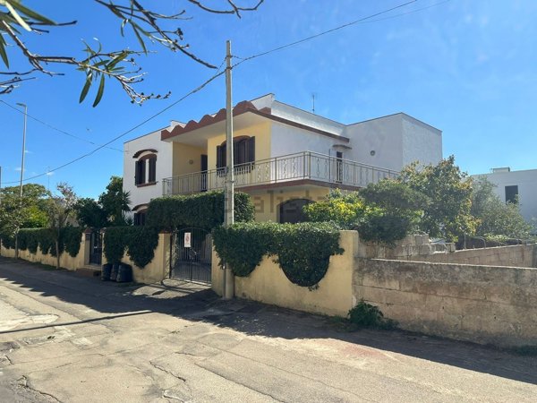 casa indipendente in vendita a Castrignano del Capo in zona Santa Maria di Leuca