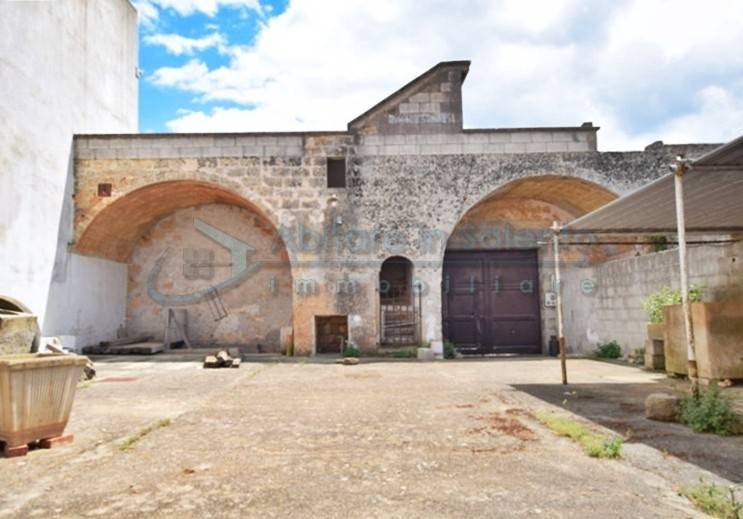 intera palazzina in vendita a Castrignano del Capo in zona Giuliano di Lecce
